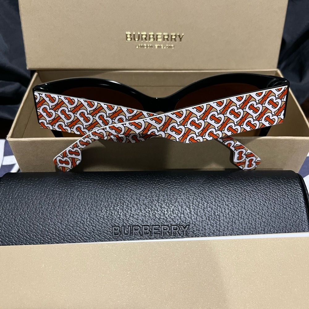 Burberry Sunglasses - Picture 9 of 9